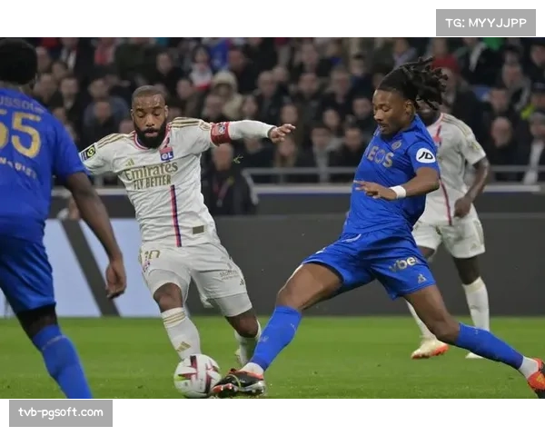 官方:里昂中场核心卡克雷因膝伤赛季报销 官方:里昂中场核心卡克雷因膝伤赛季报销